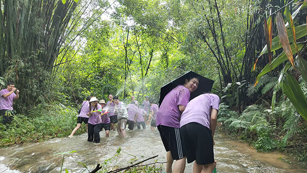 陳楷如：觀戰(zhàn)！“濕身”快樂(lè)！.jpg